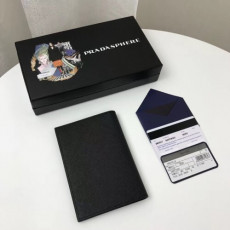  프라* 사피아노 saffiano passport case , 2mv017 - 프라* 사피아노 남여공용 여권지갑 praw0148,14cm.블랙,블루