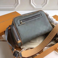 루이비* 티타늄 카메라백camera bag m43884