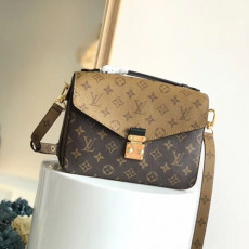 루이비* 포쉐트 메티스 리버스백 pochette metis monogram reverse m41465