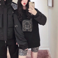 루이비* 어시메트리컬 슬링 백 m68773