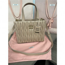 miumiu 미우미* 마테라쎄 나파 가죽 토트백 5bg263