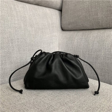 보테*베네* 버터카프 파우치백 미디움 585852