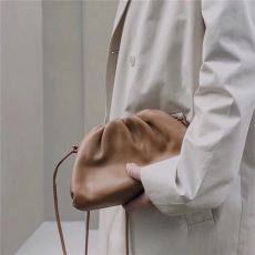 보테*베네* 버터카프 파우치백 미디움 585852