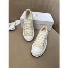 디* 스니커즈