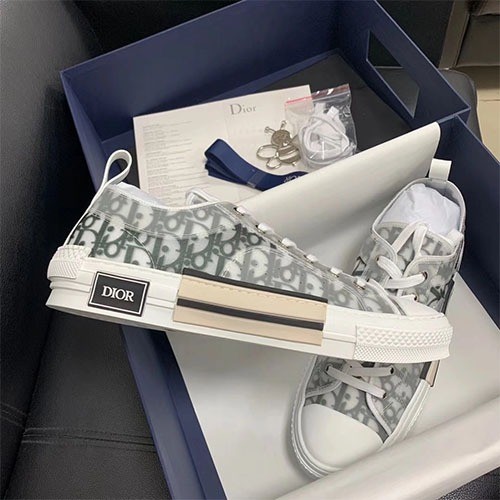 디* 스니커즈
