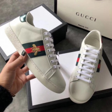  구* 에이스 ace embroidered snake sneaker 블랙,화이트