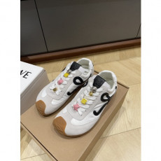 로에* 스니커즈