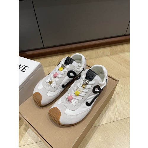 로에* 스니커즈