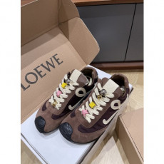 로에* 스니커즈