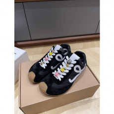 로에* 스니커즈