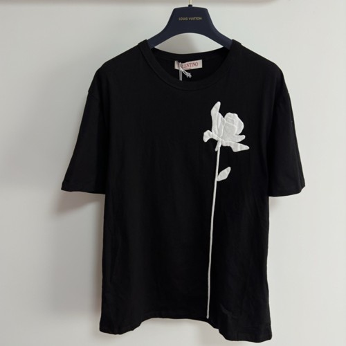 발렌티* 24ss 핸드메이드 로즈 포지셔닝 티셔츠