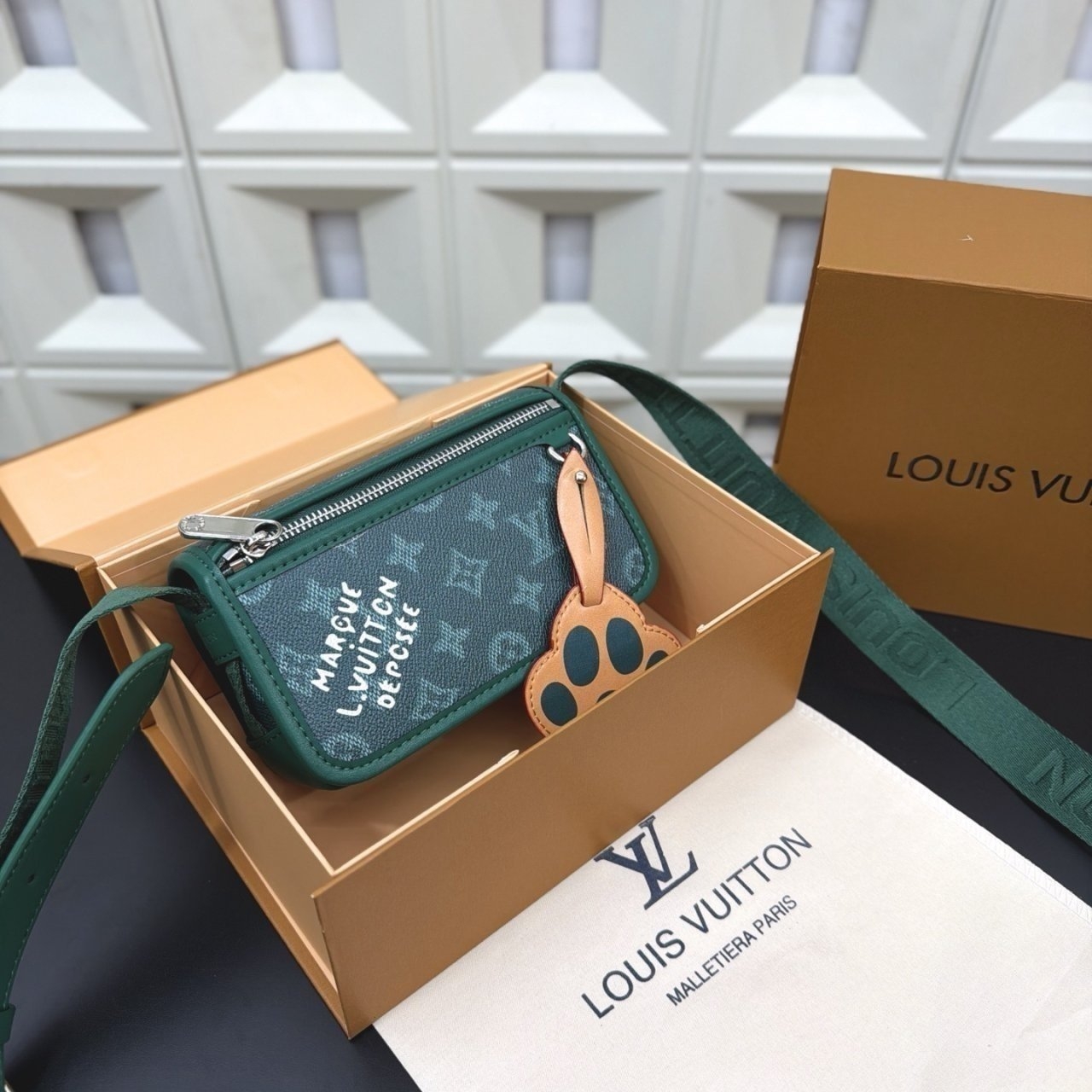 루이비통 보스포어 웨어러블 월릿 (더스트구성)