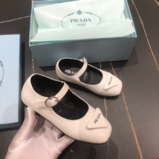 프라* 삼각로고 장식 스트랩 플랫 구두 고퀄 해외배송