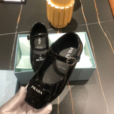 프라* 삼각로고 장식 스트랩 플랫 구두 고퀄 해외배송
