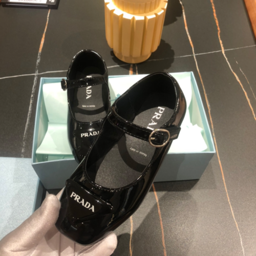 프라* 삼각로고 장식 스트랩 플랫 구두 고퀄 해외배송